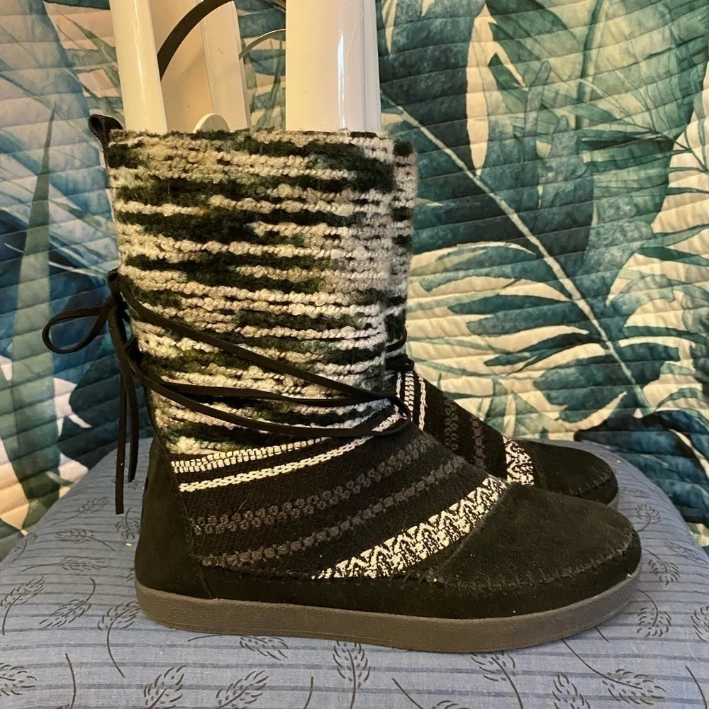 Toms black and white Nepal snow boots size 8